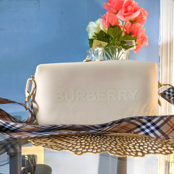 Burberry - Picture 2 of 11